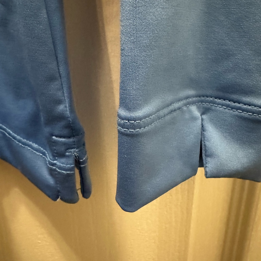 Ladies Vineyard Vines Golf Shirt 
Size Small
Polyester/Spandex - Picture 5 of 7